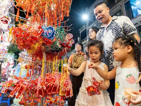 Hàng Mã nhộn nhịp dịp Trung thu