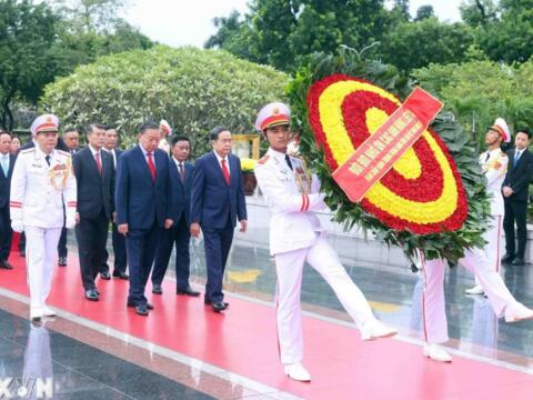 Lãnh đạo Đảng, Nhà nước đặt vòng hoa tại Đài tưởng niệm các anh hùng liệt sĩ