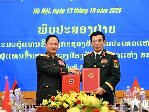 Đại tướng Phan Văn Giang hội đàm với Phó thủ tướng, Bộ trưởng Bộ Quốc phòng Lào