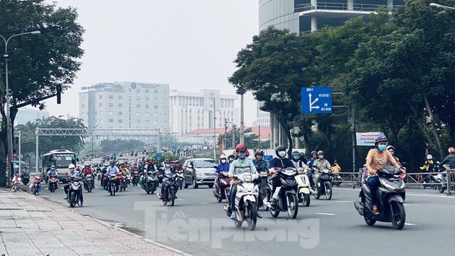 Bầu trời Sài Gòn âm u, chìm trong sương mù - Ảnh 1. Bầu trời Sài Gòn âm u, chìm trong sương mù - Ảnh 1.