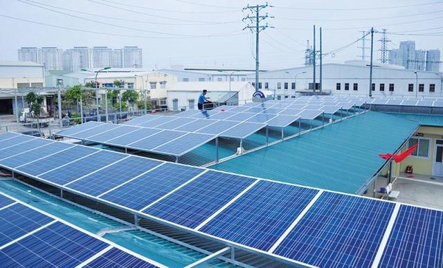 Điện mặt trời áp mái hộ gia đình gặp khó khi hòa lưới điện quốc gia - Ảnh 1. Điện mặt trời áp mái hộ gia đình gặp khó khi hòa lưới điện quốc gia - Ảnh 1.