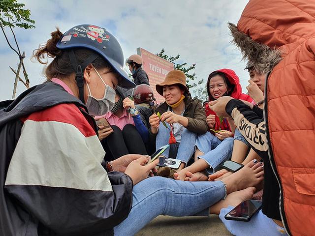 Nghỉ làm tăng ca vì không có lương, cả trăm công nhân bị chặn cổng khi quay lại làm việc - Ảnh 5. Nghỉ làm tăng ca vì không có lương, cả trăm công nhân bị chặn cổng khi quay lại làm việc - Ảnh 5.