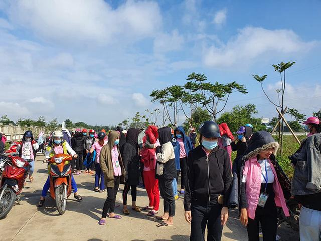 Nghỉ làm tăng ca vì không có lương, cả trăm công nhân bị chặn cổng khi quay lại làm việc - Ảnh 3. Nghỉ làm tăng ca vì không có lương, cả trăm công nhân bị chặn cổng khi quay lại làm việc - Ảnh 3.