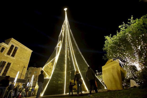 Những cây thông Noel đặc biệt được ghi nhớ nhất trong lịch sử các mùa Giáng sinh khắp thế giới, kỳ công đến mức khiến ai cũng phải trầm trồ - Ảnh 9. Những cây thông Noel đặc biệt được ghi nhớ nhất trong lịch sử các mùa Giáng sinh khắp thế giới, kỳ công đến mức khiến ai cũng phải trầm trồ - Ảnh 9.