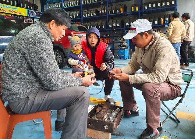 Rét cắt da cắt thịt, người dân vơ củi nhóm lửa sưởi ấm mưu sinh ở TP Vinh - Ảnh 8. Rét cắt da cắt thịt, người dân vơ củi nhóm lửa sưởi ấm mưu sinh ở TP Vinh - Ảnh 8.