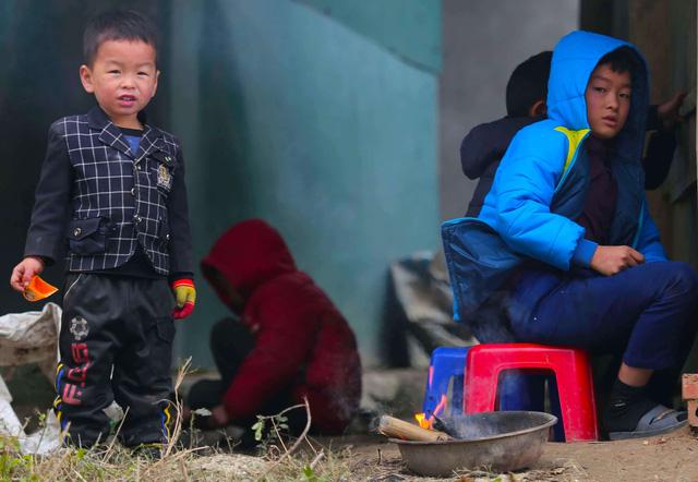 Rét cắt da cắt thịt, người dân vơ củi nhóm lửa sưởi ấm mưu sinh ở TP Vinh - Ảnh 11. Rét cắt da cắt thịt, người dân vơ củi nhóm lửa sưởi ấm mưu sinh ở TP Vinh - Ảnh 11.