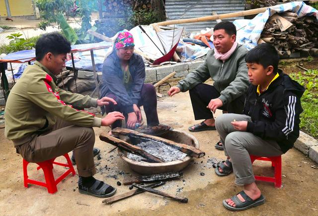 Rét cắt da cắt thịt, người dân vơ củi nhóm lửa sưởi ấm mưu sinh ở TP Vinh - Ảnh 2. Rét cắt da cắt thịt, người dân vơ củi nhóm lửa sưởi ấm mưu sinh ở TP Vinh - Ảnh 2.