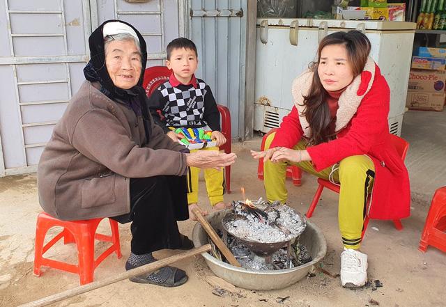 Rét cắt da cắt thịt, người dân vơ củi nhóm lửa sưởi ấm mưu sinh ở TP Vinh - Ảnh 4. Rét cắt da cắt thịt, người dân vơ củi nhóm lửa sưởi ấm mưu sinh ở TP Vinh - Ảnh 4.