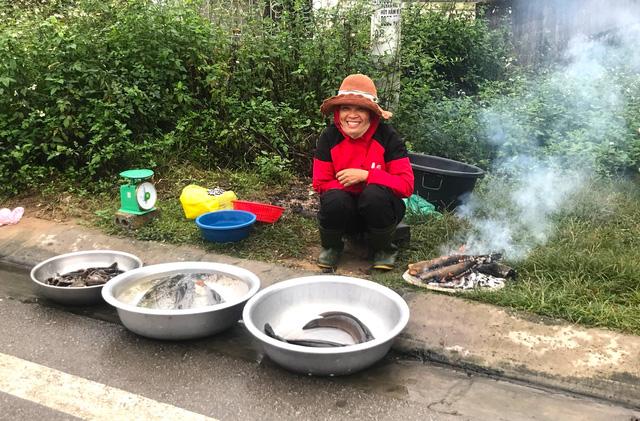 Rét cắt da cắt thịt, người dân vơ củi nhóm lửa sưởi ấm mưu sinh ở TP Vinh - Ảnh 5. Rét cắt da cắt thịt, người dân vơ củi nhóm lửa sưởi ấm mưu sinh ở TP Vinh - Ảnh 5.