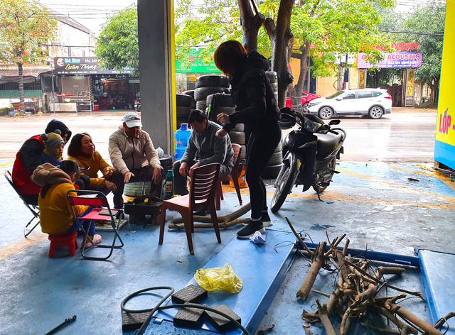 Rét cắt da cắt thịt, người dân vơ củi nhóm lửa sưởi ấm mưu sinh ở TP Vinh - Ảnh 6. Rét cắt da cắt thịt, người dân vơ củi nhóm lửa sưởi ấm mưu sinh ở TP Vinh - Ảnh 6.