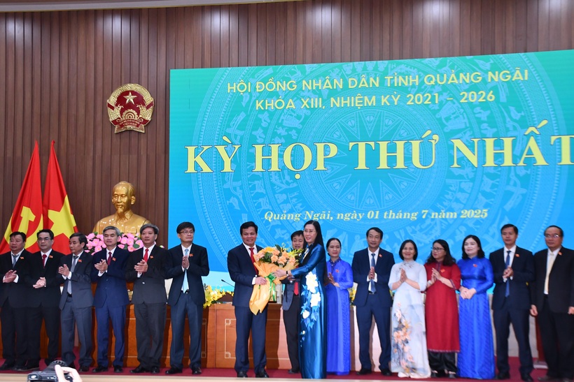 Bí thư Tỉnh ủy Quảng Ngãi tặng hoa chúc mừng Chủ tịch, các Phó Chủ tịch và Trưởng các Ban HĐND tỉnh Quảng Ngãi (mới). Ảnh: Bình An