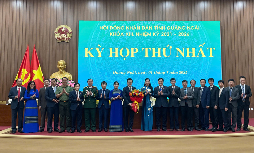 Bí thư Tỉnh ủy Quảng Ngãi Bùi Thị Quỳnh Vân tặng hoa chúc mừng Chủ tịch, các Phó Chủ tịch UBND tỉnh và các thành viên UBND tỉnh Quảng Ngãi (mới). Ảnh: Bình An