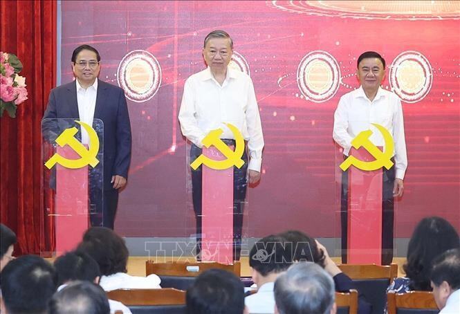 Tổng Bí thư Tô Lâm, Thủ tướng Phạm Minh Chính và Thường trực Ban Bí thư Trần Cẩm Tú thực hiện nghi thức ra mắt 3 nền tảng số phục vụ triển khai Nghị quyết 57-NQ/TW. Ảnh: Thống Nhất/TTXVN
