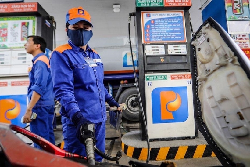 Giá xăng trong kỳ điều hành ngày mai (3/7) được dự báo có thể giảm sâu, nếu đúng như vậy thì đây là lần giảm thứ hai liên tiếp trong tuần.  Ảnh: TT