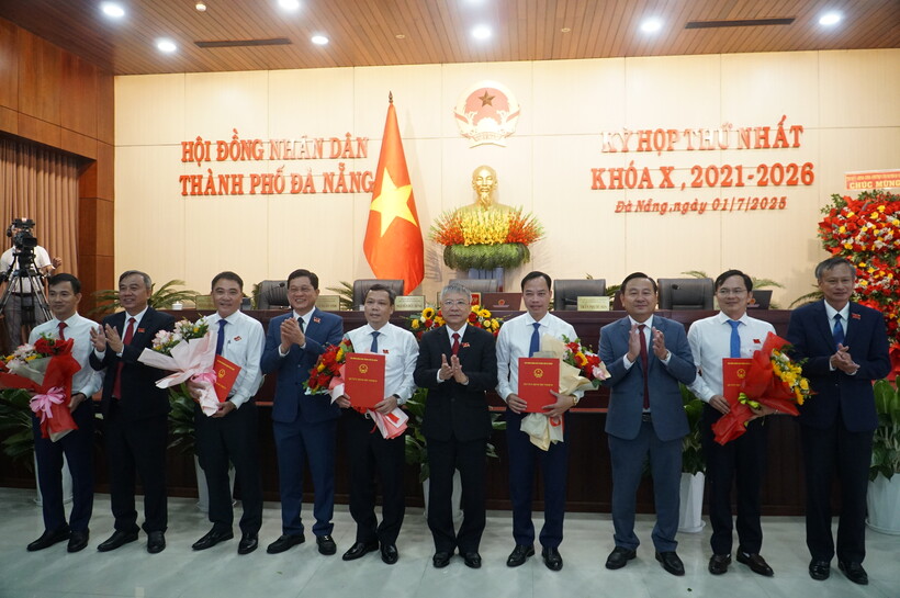 Lãnh đạo HĐND thành phố Đà Nẵng (mới) trao quyết định cho các Trưởng Ban HĐND thành phố, Văn phòng Đoàn ĐBQH và HĐND thành phố (Ảnh: Vũ Lê)