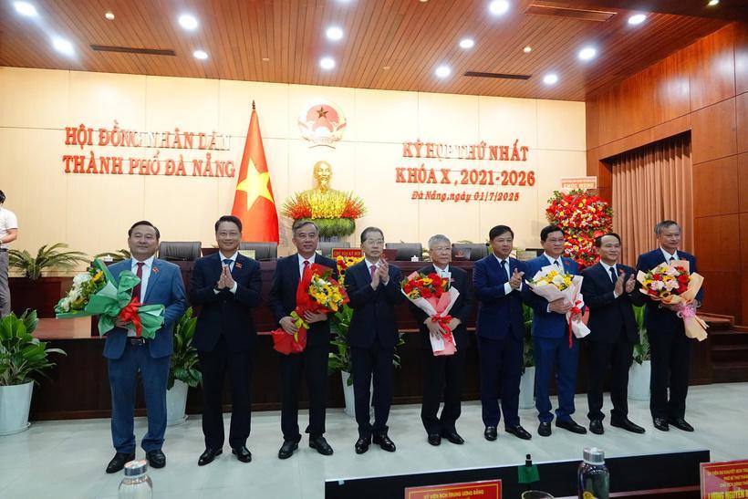 Lãnh đạo Thành ủy Đà Nẵng tặng hoa chúc mừng Chủ tịch và các Phó Chủ tịch HĐND thành phố Đà Nẵng (mới) (Ảnh: Vũ Lê)