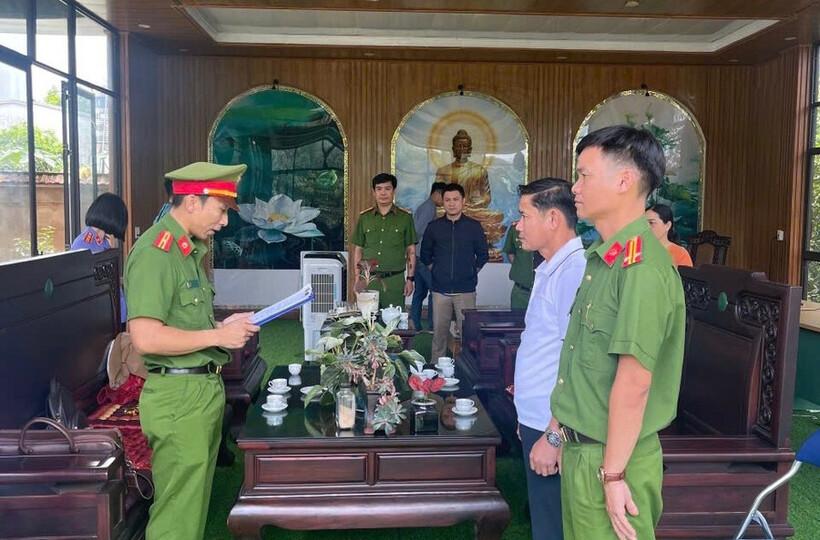 Ông Lê Anh Tuấn (áo trắng) bị khởi tố và bắt tạm giam. Ảnh: Duy Hải