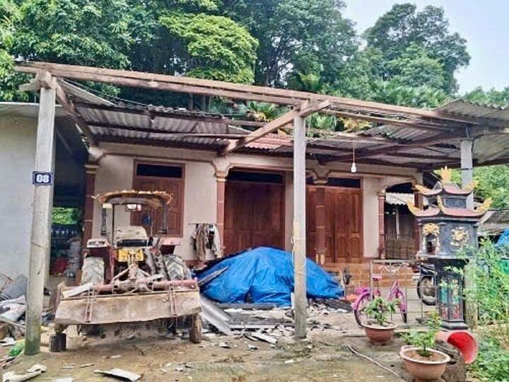 25 nhà dân ở xã Sơn Tây bị tốc mái do cơn giông lốc sau bão số 3. Ảnh: Phúc Sơn