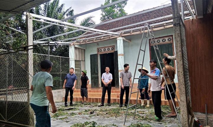 Chính quyền địa phương và lực lượng chức năng giúp đỡ những nhà dân chịu thiệt hại. Ảnh: Phúc Sơn