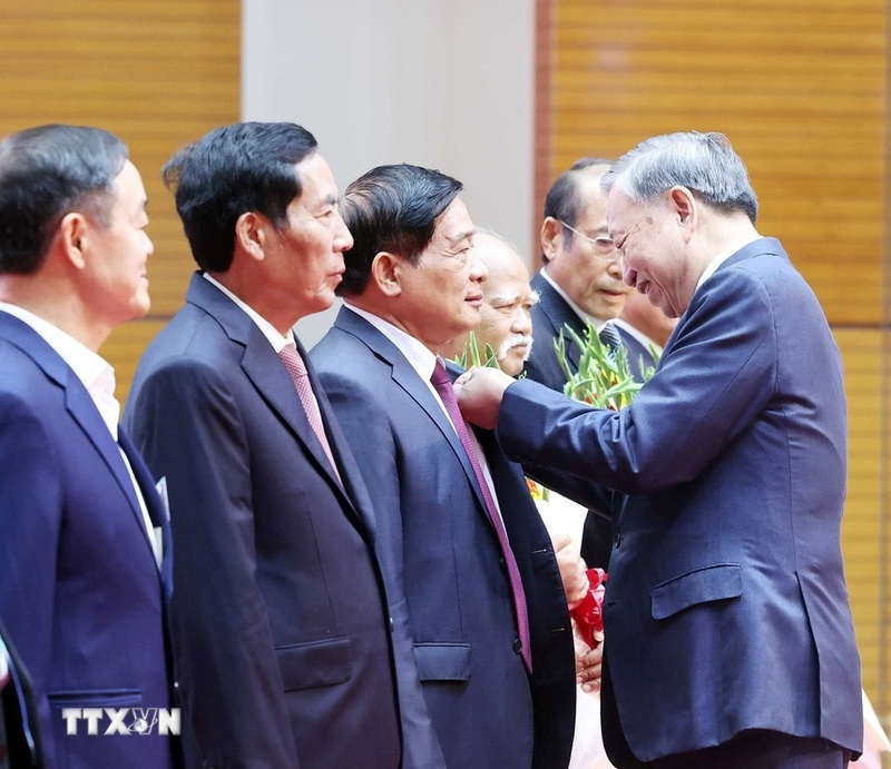 Tổng Bí thư Tô Lâm trao tặng Huy hiệu Đảng cho các đồng chí lão thành cách mạng, nguyên lãnh đạo cao cấp của Đảng, Nhà nước. Ảnh: Thống Nhất/TTXVN