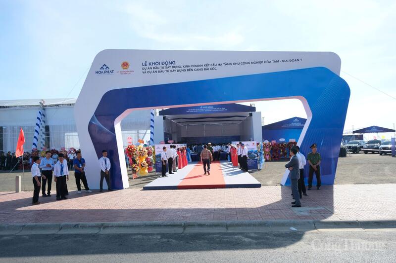 Lễ khởi động dự án đầu tư xây dựng, kinh doanh kết cấu hạ tầng Khu công nghiệp Hoà Tâm giai đoạn 1 và dự án đầu tư xây dựng bến cảng Bãi Gốc. Ảnh: Lê Sơn