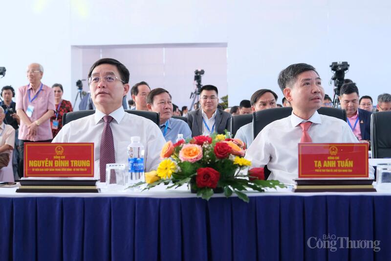 Bí thư Tỉnh uỷ Đắk Lắk Nguyễn Đình Trung và Chủ tịch UBND tỉnh Đắk Lắk Tạ Anh Tuấn. Ảnh: Lê Sơn