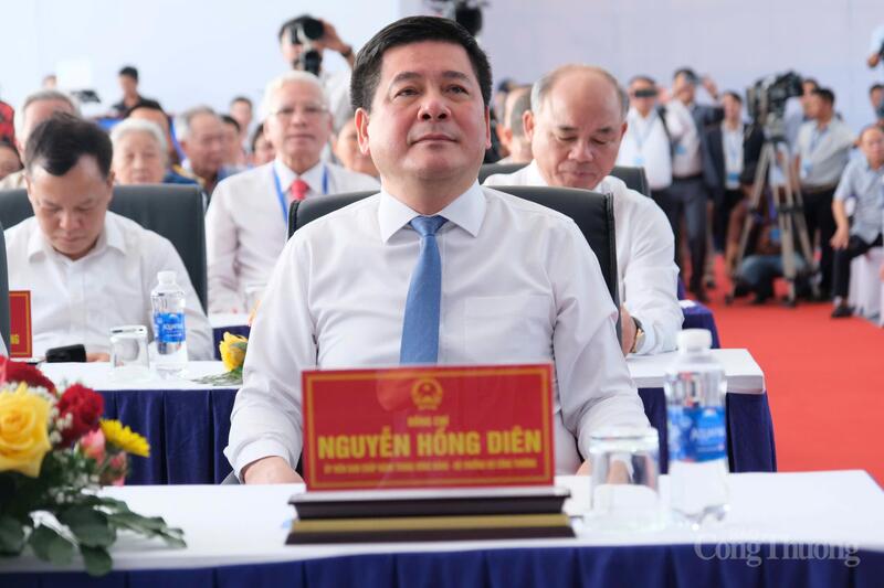 Bộ trưởng Bộ Công Thương Nguyễn Hồng Diên tham dự lễ khởi công dự án. Ảnh: Lê Sơn