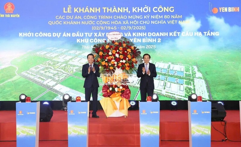 Đồng chí Trần Văn Sơn, Ủy viên Ban Chấp hành Trung ương Đảng, Bộ trưởng, Chủ nhiệm Văn phòng Chính phủ tặng hoa chúc mừng. Ảnh: thainguyen.gov