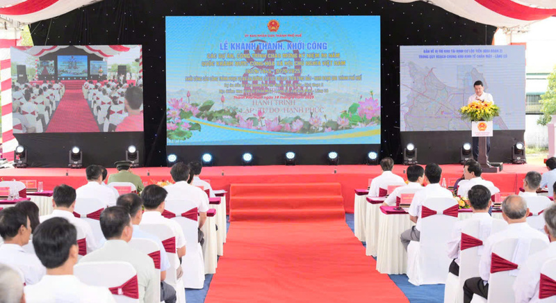 Phó Chủ tịch UBND thành phố Huế Hoàng Hải Minh phát biểu tại lễ khởi công dự án hạ tầng kỹ thuật khu tái định cư Lộc Tiến. Ảnh: Nguyễn Tuấn