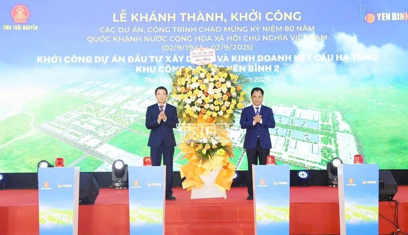 Đồng chí Trịnh Việt Hùng, Ủy viên dự khuyết Ban chấp hành Trung ương Đảng, Bí thư Tỉnh ủy Thái Nguyên tặng hoa của Tỉnh ủy - HĐND - UBND - Ủy ban MTTQ tỉnh chúc mừng khởi công Dự án. Ảnh: thainguyen.gov