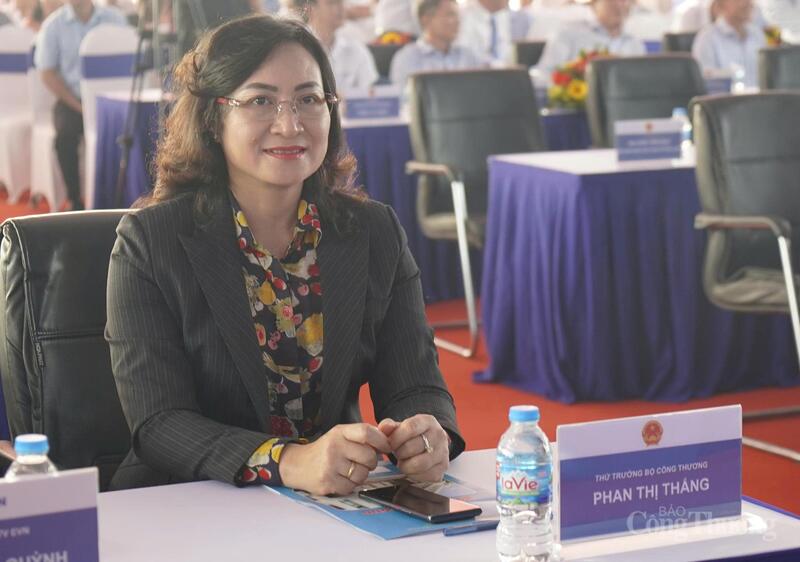 Thứ trưởng Bộ Công Thương Phan Thị Thắng tham dự sự kiện.