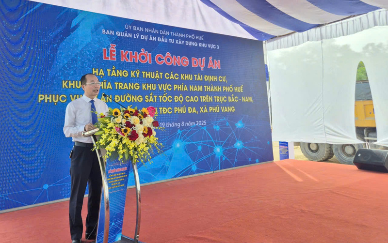 Phó Chủ tịch UBND thành phố Huế Phan Quý Phương phát biểu tại lễ khởi công dự án hạ tầng kỹ thuật khu tái định cư Phú Đa, xã Phú Vang. Ảnh: Nguyễn Tuấn