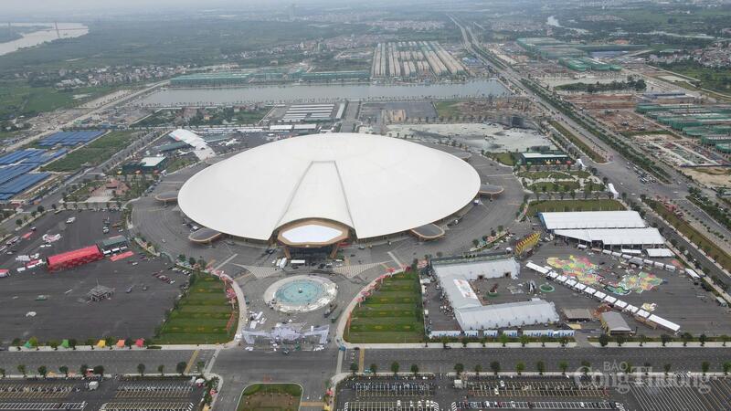 Trái tim của tổ hợp là toà nhà triển lãm Kim Quy - công trình mang tính biểu tượng với mái vòm thép khổng lồ nặng 24.000 tấn, cao 56 m, mô phỏng hình ảnh Thần Kim Quy - huyền linh gắn với truyền thuyết mảnh đất di sản Cổ Loa