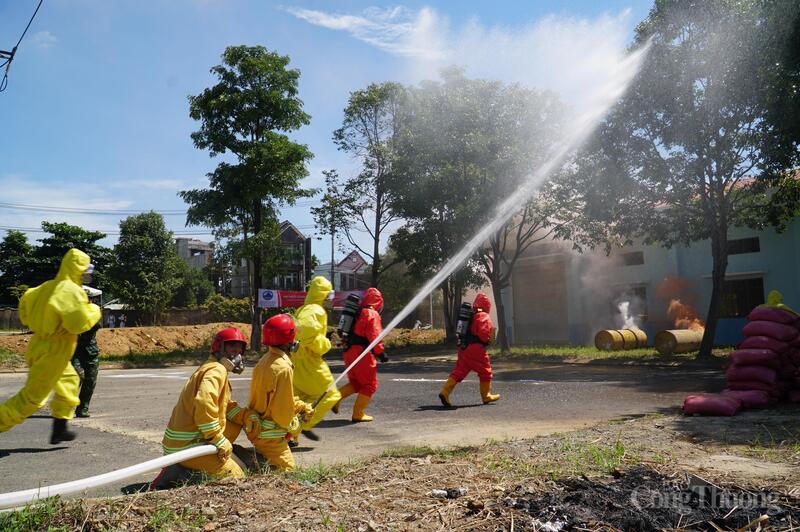 Nhận thấy sự cố vượt tầm kiểm soát của Công ty, lãnh đạo Công ty đã báo cáo đến các cơ quan chức năng gồm: Sở Công Thương thành phố, UBND phường Cẩm Lệ, Cảnh sát phòng cháy chữa cháy và cứu nạn cứu hộ, Trung tâm cấp cứu 115. Đồng thời, chỉ đạo công tác ứng phó sự cố khẩn cấp tại nhà máy gồm tổ chức sơ cấp cứu cho 2 nhân viên vận hành hít phải khí Clo; vận hành trạm bơm chữa cháy…
