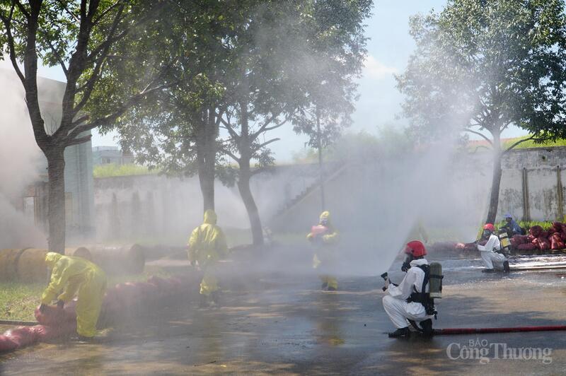 Về phía Sở Công Thương, nhận định tình hình sự cố “rò rỉ 900kg hóa chất Clo” có khả năng gây ra hậu quả nghiêm trọng, lãnh đạo Sở Công Thương đã báo cáo đồng chí Phó Chủ tịch thành phố, Trưởng Ban chỉ đạo và nhận được chỉ đạo vận hành cơ chế phối hợp ứng phó sự cố hóa chất cấp thành phố. Lãnh đạo Sở Công Thương Đà Nẵng đã điện thoại đến các đơn vị thành viên trong Ban chỉ đạo đảm bảo lực lượng, phương tiện chi viện đến hiện trường. Gồm: Công an thành phố; Bộ chỉ huy quân sự thành phố; Sở Y tế thành phố; UBND phường Cẩm Lệ; Bộ Tham mưu/ Quân Khu 5; Sở Khoa học và Công nghệ; Sở Nông nghiệp và Môi trường.