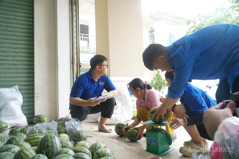 Đoàn viên thanh niên và Hội Phụ nữ phường Hải Vân tham gia hỗ trợ tiêu thụ dưa tại 2 điểm bán lẻ dưa