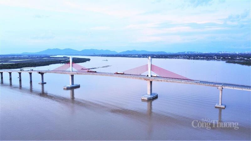 Cầu Cửa Hội nối tỉnh Nghệ An và Hà Tĩnh sẽ cấm phương tiện lưu thông từ 6h ngày 25/8. Ảnh: Trọng Tùng