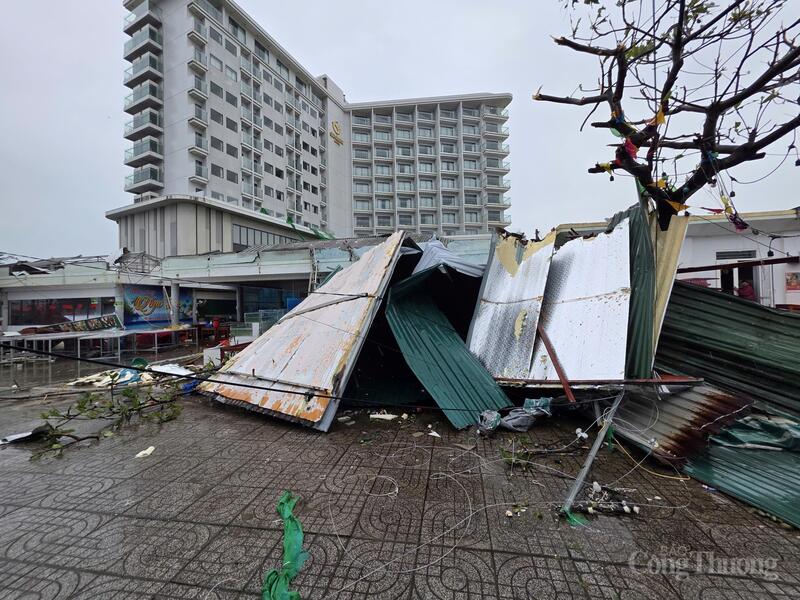 Tôn bị lột từ mái nhà ngổn ngang tại khu vực ven biển Hà Tĩnh