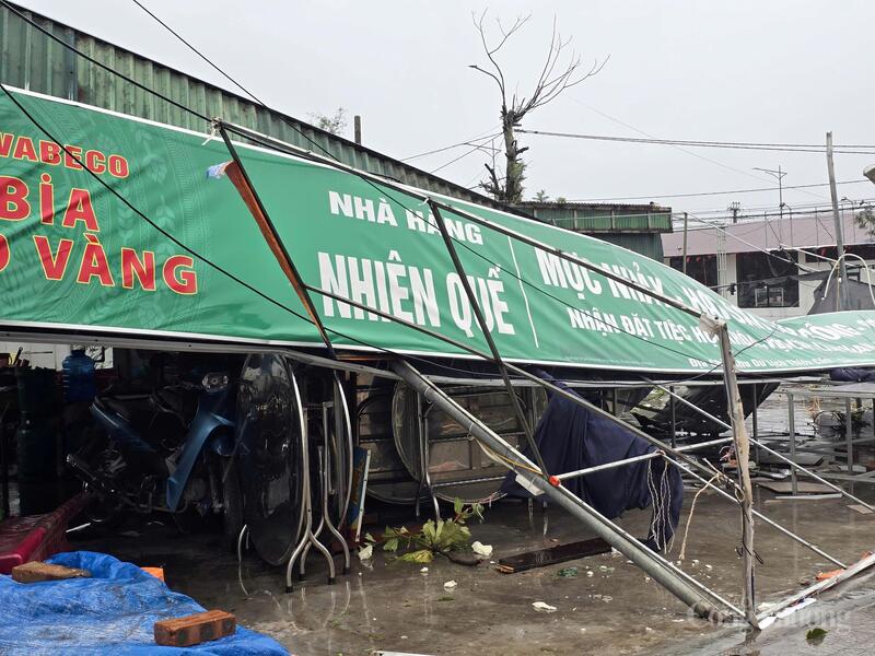 Biển hiệu một nhà hàng bị gãy đổ