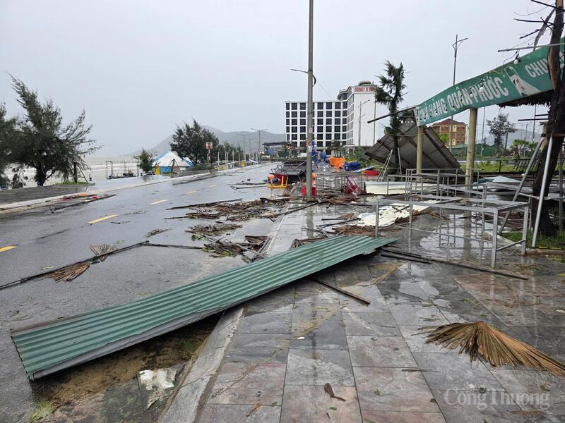Đường ven biển hoang tàn sau bão số 5