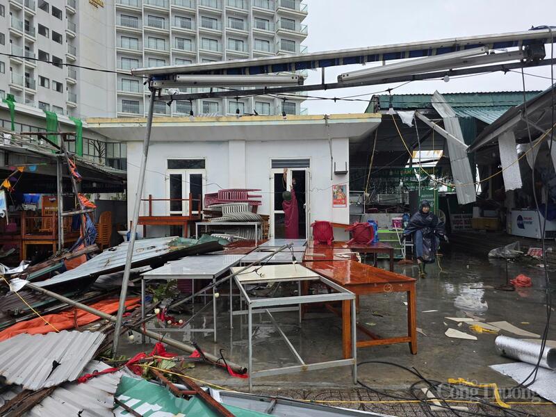 Một số nhà hàng đã bắt đầu dọn dẹp, khắc phục hậu quả sau bão số 5