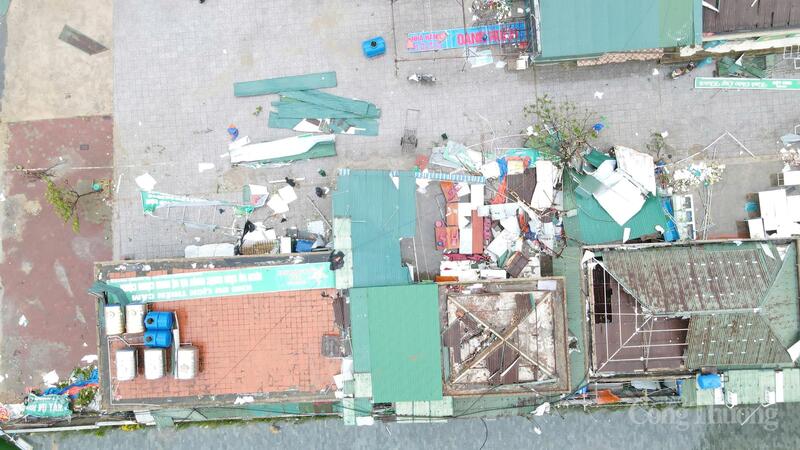 Ông Phạm Danh Cường, phụ trách Trung tâm Văn hóa, Truyền thông và Du lịch khu vực Cẩm Xuyên cho biết, bão số 5 đổ bộ trực tiếp vào khu du lịch Thiên Cầm khiến nơi đây chịu hậu quả nặng nề. "Trong sáng nay bà con đang thu dọn đồ đạc để trở lại hoạt động. Chúng tôi đang rà soát, thống kê thiệt hại cụ thể", ông Cường nói.