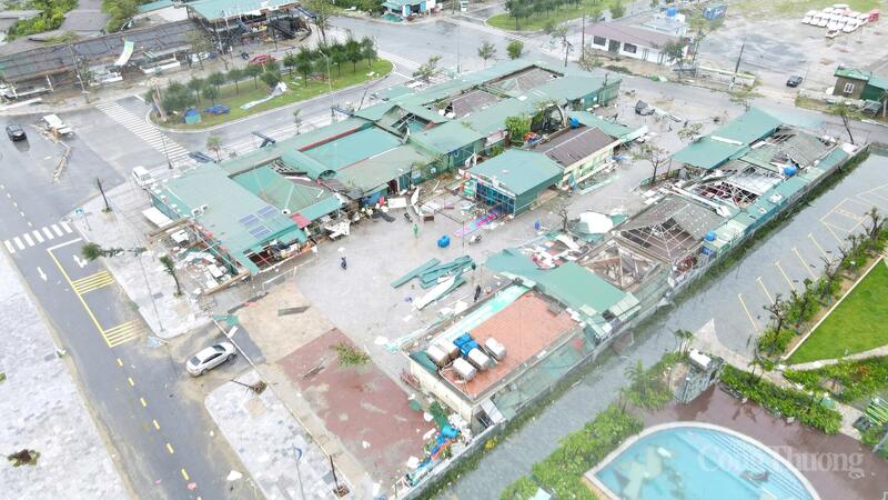 Ghi nhận của phóng viên báo Công Thương, sáng 26/8, tại khu du lịch Thiên Cầm, biển quảng cáo, bàn ghế, cột điện, cây xanh bị gãy đổ, tan hoang