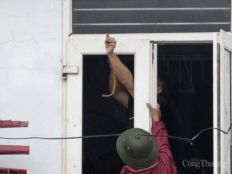 Người dân khẩn trương khắc phục hậu quả sau mưa bão