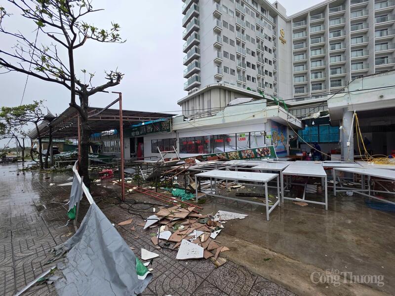 Gạch men từ các bàn tại một nhà hàng bị gió mạnh của bão số 5 lột bay