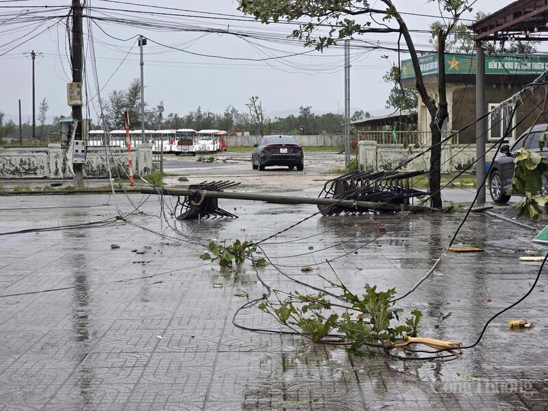 Cảnh tượng ngổn ngang sau bão số 5