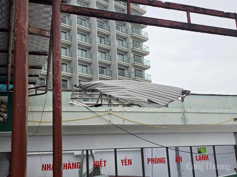 Hàng loạt nhà hàng ven biển tại khu du lịch bị lột mái tôn