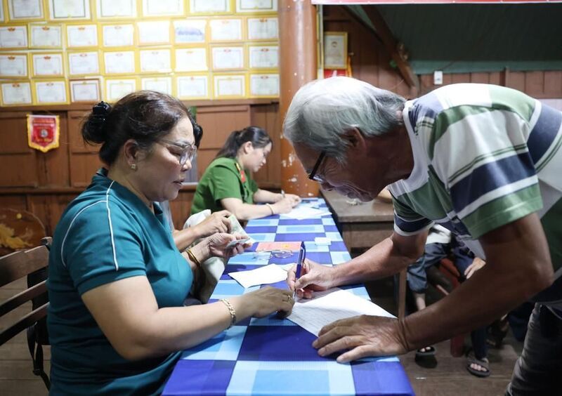 Người dân tại tỉnh Đắk Lắk ký nhận quà Tết Độc lập. Ảnh: TTXVN