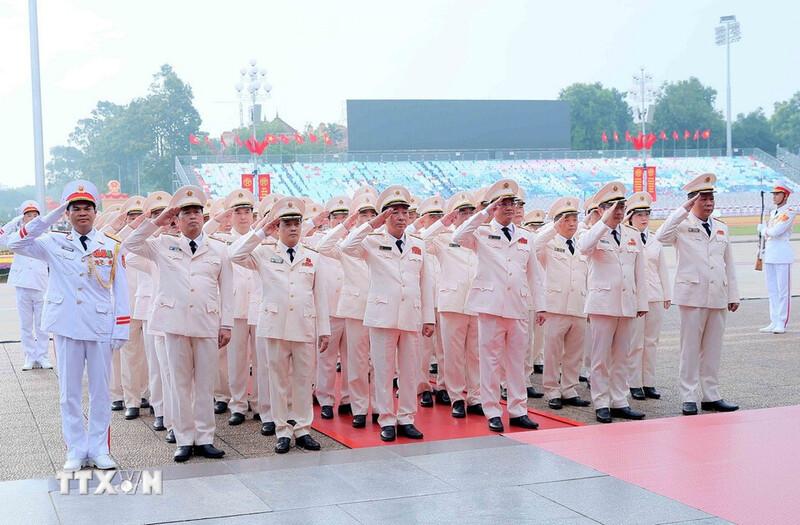 Đoàn đại biểu Đảng ủy Công an Trung ương - Bộ Công an đến đặt vòng hoa và vào Lăng viếng Chủ tịch Hồ Chí Minh. Ảnh: An Đăng/TTXVN