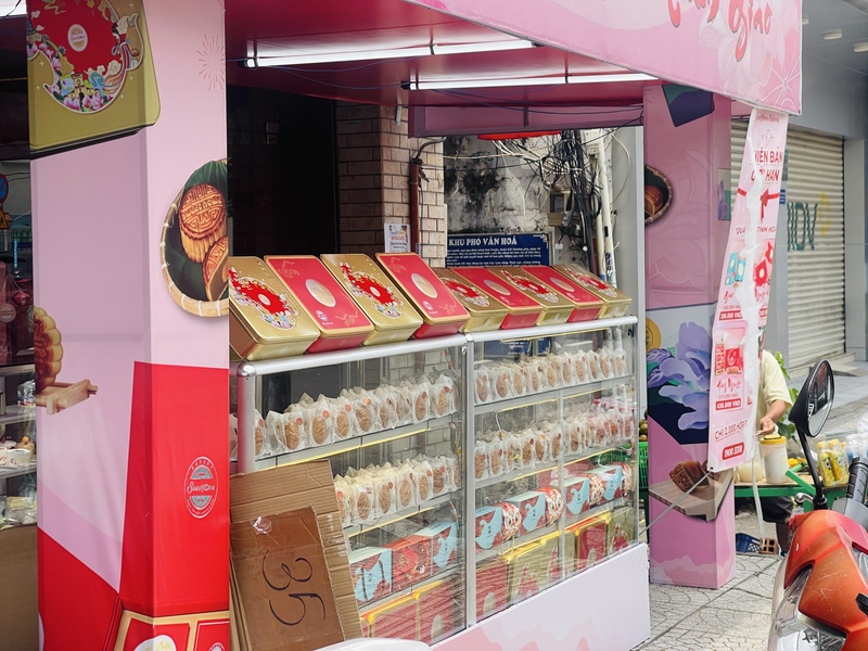 Một cửa hàng bán bánh trung thu trên đường Xô Viết Nghệ Tĩnh.  Ảnh: Hoàng Chiến
